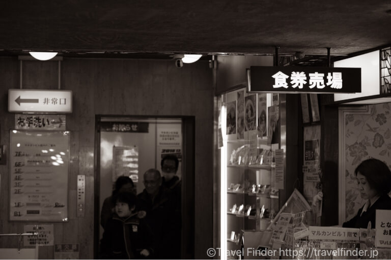 マルカンビル大食堂のレジ前。食券売場と書かれた看板は昭和時代にオープンしたマルカン大食堂の時のままのようです。店内も昭和にタイムスリップしたかのような感覚になります。