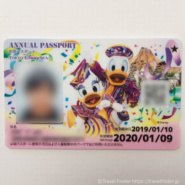 東京ディズニーリゾートチケットセンターにて、撮影後数分で年間パスポートが発行されます。特別感に心はワクワク！